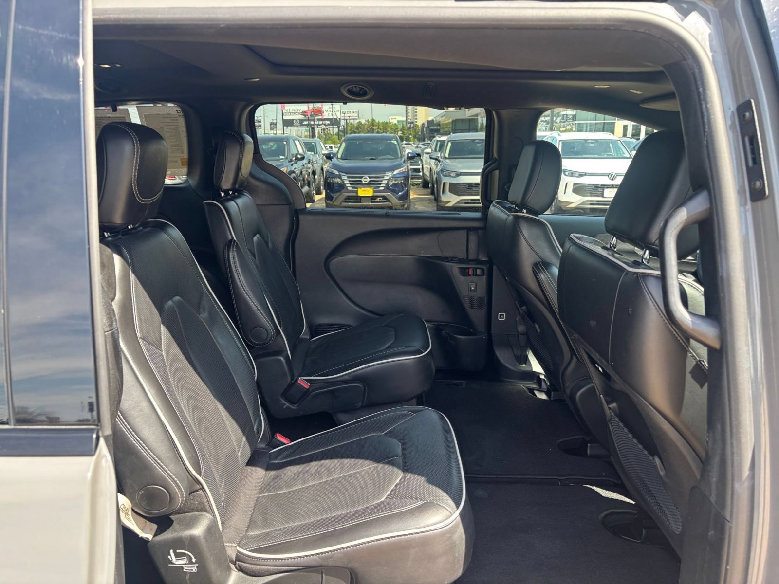 Used 2025 Chrysler Pacifica Limited FWD image 28