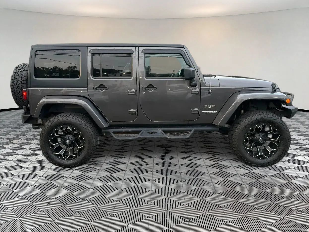 Used 2017 Jeep Wrangler Unlimited Sahara AWD/4WD image 8