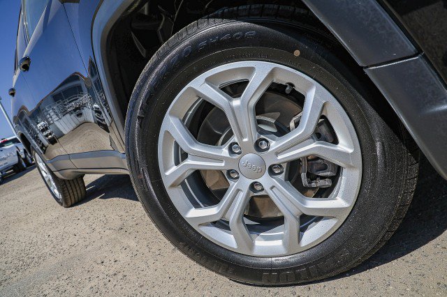 Used 2024 Jeep Compass Latitude AWD/4WD image 2