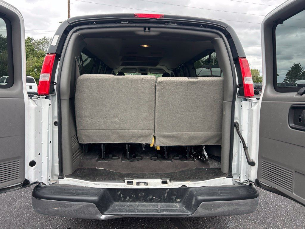 Used 2025 Chevrolet Express 3500 LT w/ LT Preferred Equipment Group RWD image 6