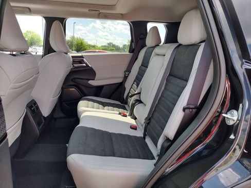 New 2025 Mitsubishi Outlander SE image 9