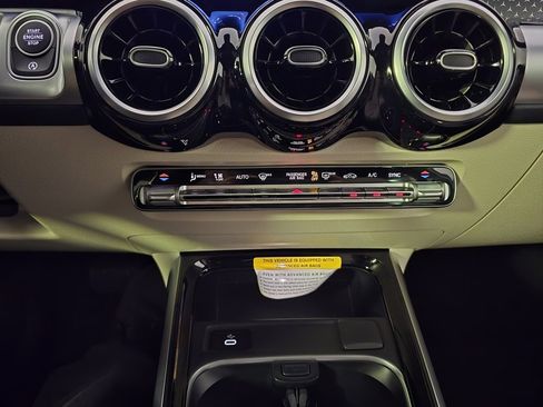 Used 2025 Mercedes-Benz GLB 250 4MATIC image 14