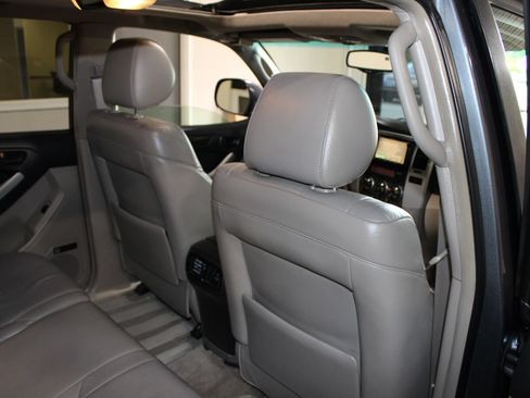 Used 2004 Toyota 4Runner Limited w/ Preferred Accessory Pkg RWD image 26
