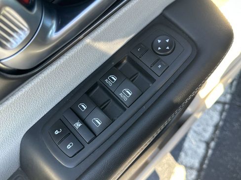 Used 2024 Chrysler Pacifica Touring-L image 13