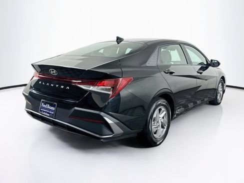 Certified 2025 Hyundai Elantra SE FWD image 9