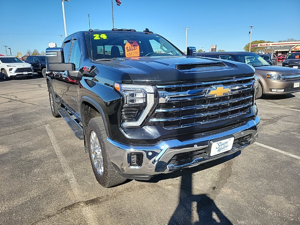 Used 2024 Chevrolet Silverado 2500 LTZ w/ LTZ Convenience Package AWD/4WD image 3