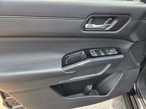 Used 2025 Nissan Pathfinder SL FWD image 9