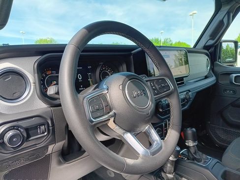 Used 2025 Jeep Wrangler Unlimited Sahara AWD/4WD image 15