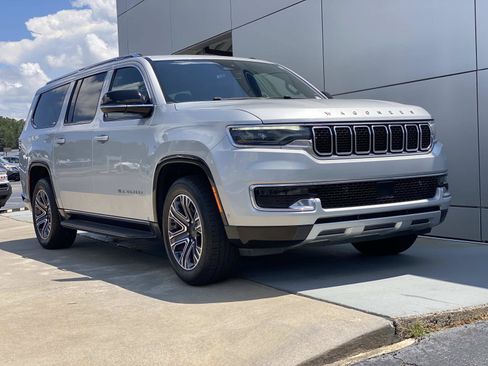 Used 2024 Jeep Wagoneer L Series II w/ Flexible Seating Group AWD/4WD image 2