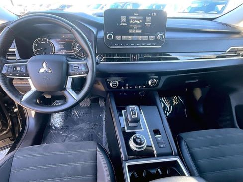 Used 2024 Mitsubishi Outlander SE image 11