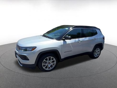 Used 2025 Jeep Compass Limited AWD/4WD image 8