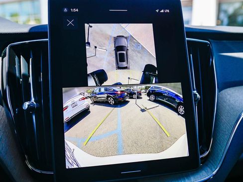 Certified 2026 Volvo XC60 B5 Plus w/ Climate Package PRO AWD/4WD image 27