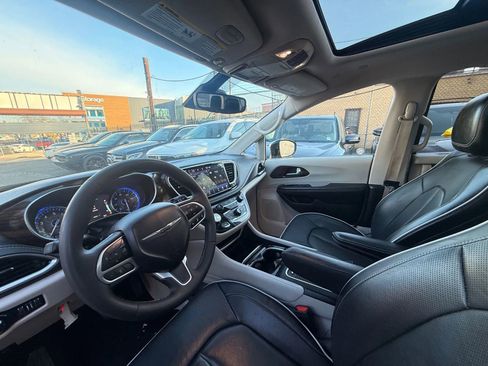 Used 2023 Chrysler Pacifica Limited image 13