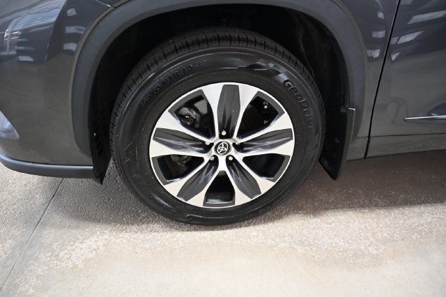 Used 2023 Toyota Highlander XLE AWD/4WD image 33