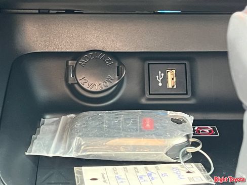 Used 2025 Toyota RAV4 XSE w/ Premium Package AWD/4WD image 27