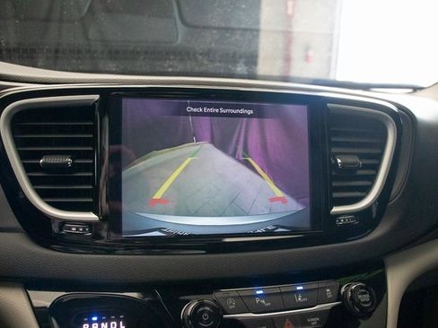 Used 2024 Chrysler Pacifica Touring-L image 34