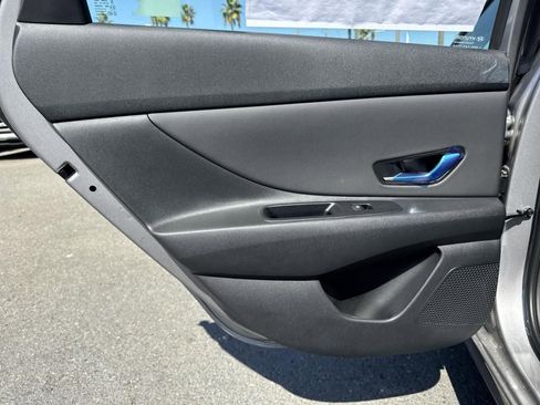 New 2025 Hyundai Elantra Limited image 32