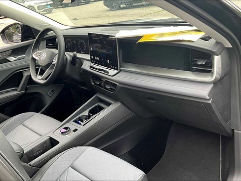 New 2025 Volkswagen Tiguan SE image 10