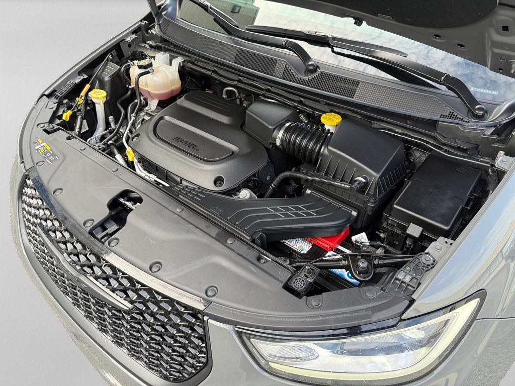 Certified 2025 Chrysler Pacifica Limited FWD image 31