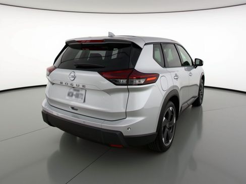 Used 2025 Nissan Rogue SV FWD image 9