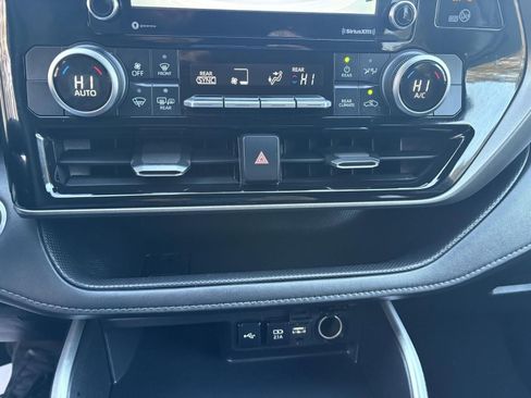 Used 2020 Toyota Highlander L image 35