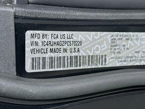 Used 2023 Jeep Grand Cherokee Laredo AWD/4WD image 33