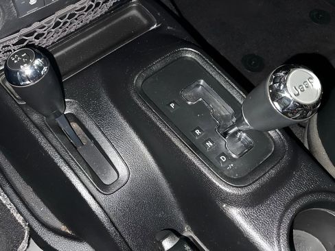 Used 2014 Jeep Wrangler Unlimited Sahara image 30