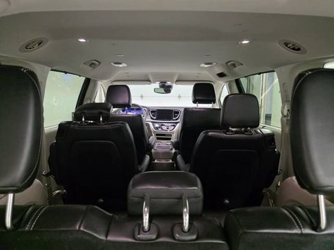Used 2023 Chrysler Pacifica Touring-L FWD image 10