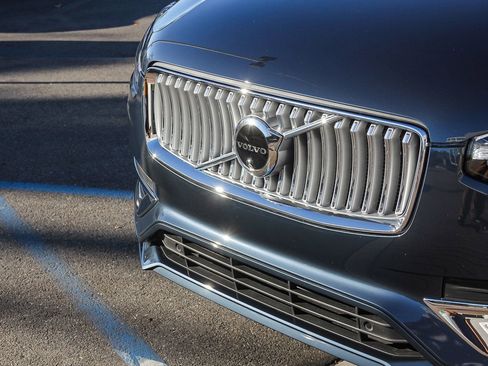 Used 2025 Volvo XC90 T8 Plus image 12