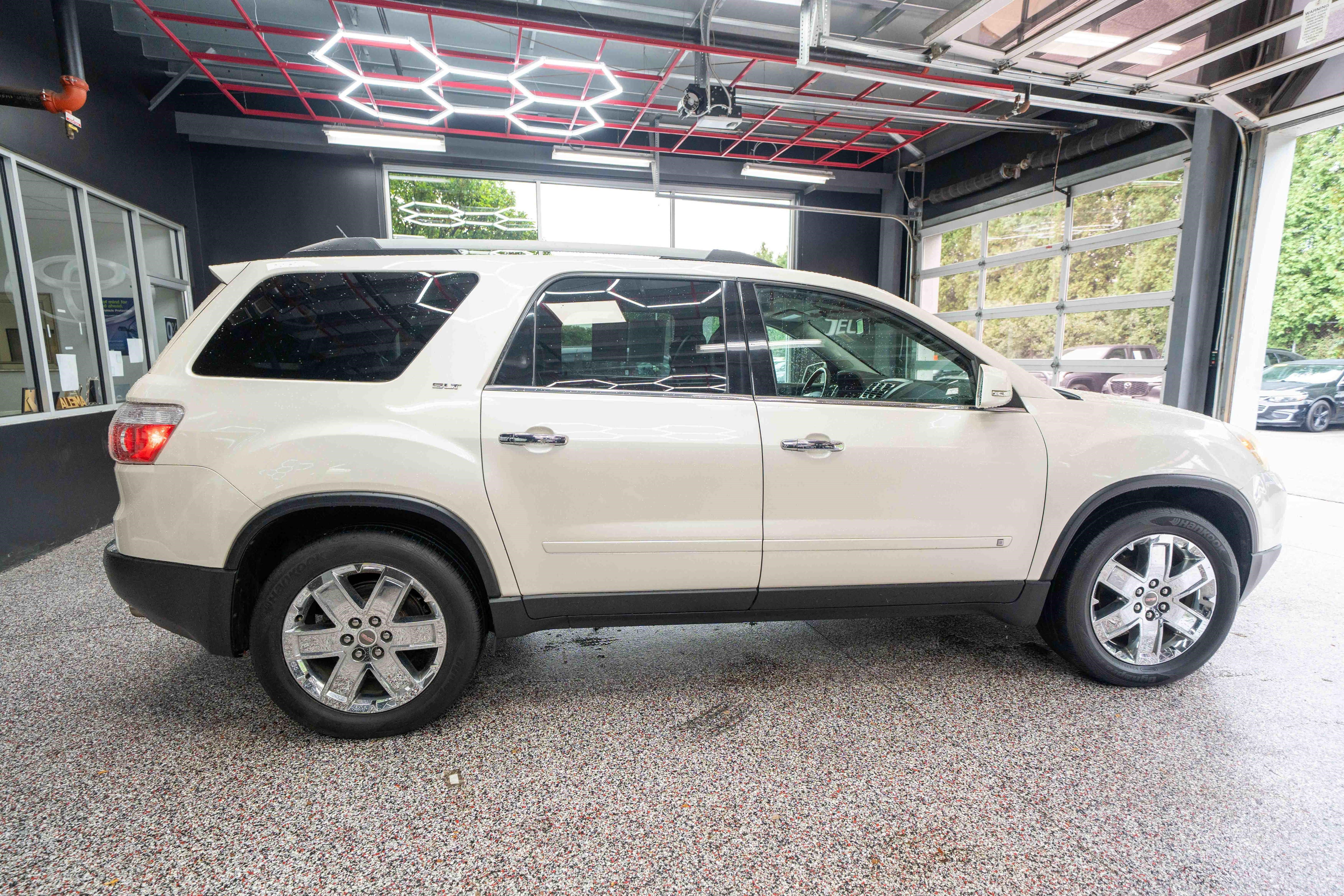 Used 2010 GMC Acadia SLT FWD image 4