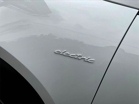 Used 2025 Porsche Macan 4 Electric image 34