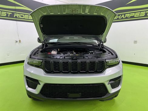 Used 2024 Jeep Grand Cherokee Altitude AWD/4WD image 4