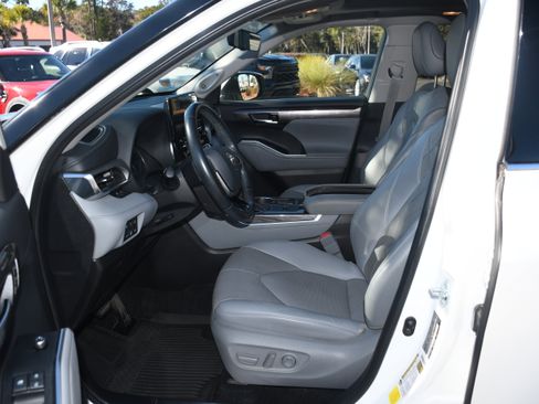Used 2021 Toyota Highlander Platinum image 8