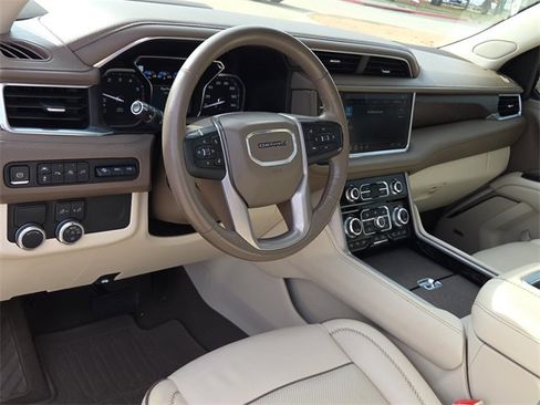 Used 2021 GMC Yukon XL Denali w/ Denali Premium Package image 17