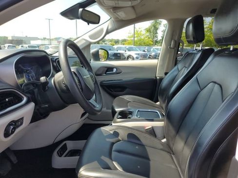 Used 2023 Chrysler Pacifica Touring-L FWD image 7