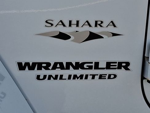 Used 2017 Jeep Wrangler Unlimited Sahara w/ Connectivity Group AWD/4WD image 30