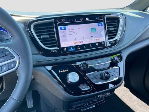 Used 2025 Chrysler Pacifica Select w/ Uconnect Theater Family Group image 15