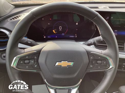 Used 2025 Chevrolet Trax LT w/ LT Convenience Package FWD image 26