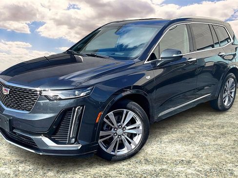 Used 2022 Cadillac XT6 Premium Luxury w/ Technology Package image 3