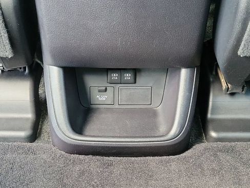 Used 2019 Toyota Highlander XLE FWD image 19
