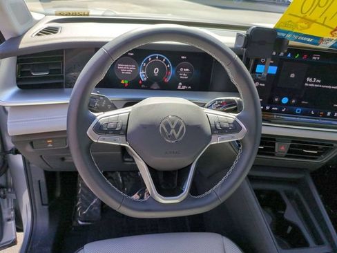 Used 2025 Volkswagen Tiguan SE AWD/4WD image 18