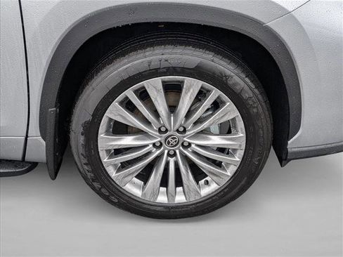 New 2025 Toyota Highlander Platinum image 5