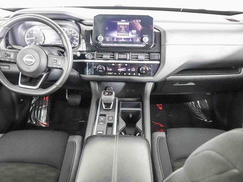 Used 2024 Nissan Pathfinder SV image 12