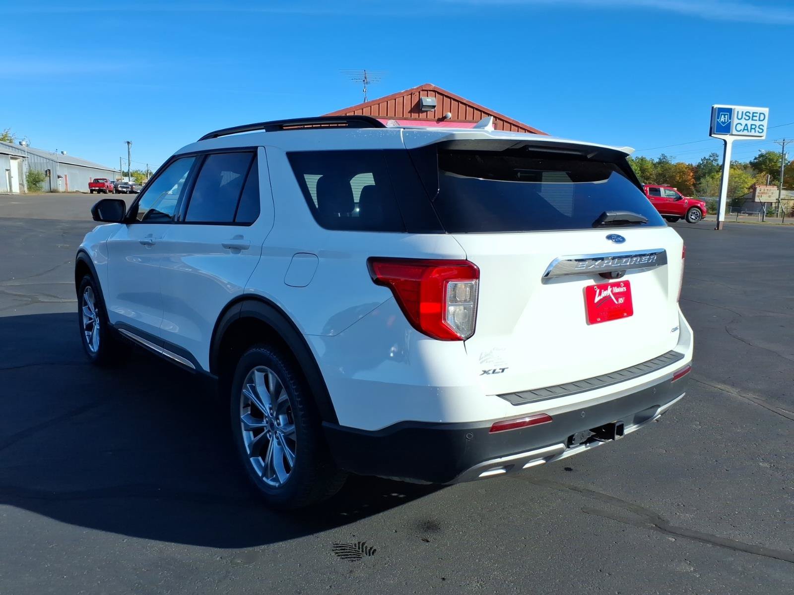 Used 2023 Ford Explorer XLT w/ Equipment Group 202A AWD/4WD image 3