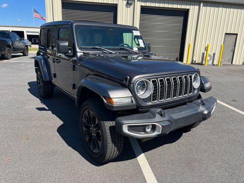 Used 2025 Jeep Wrangler Unlimited Sahara w/ Safety Group AWD/4WD image 4
