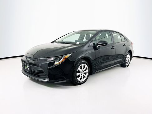 Used 2025 Toyota Corolla LE image 3