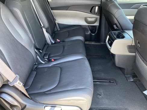 Used 2025 Kia Carnival EX FWD image 13