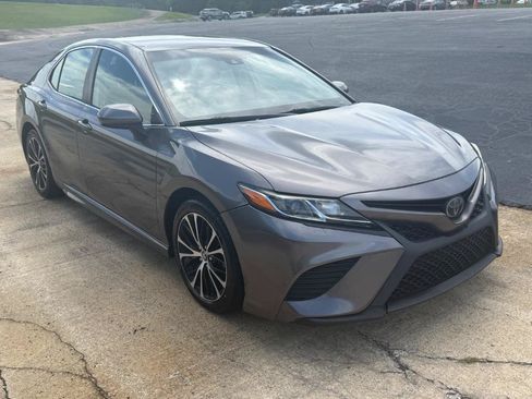 Used 2019 Toyota Camry SE FWD image 1