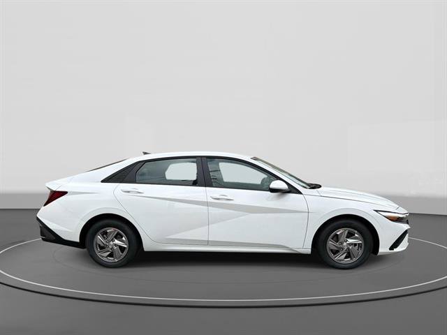 New 2026 Hyundai Elantra SE FWD image 3