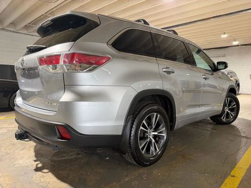 Used 2016 Toyota Highlander XLE AWD/4WD image 4